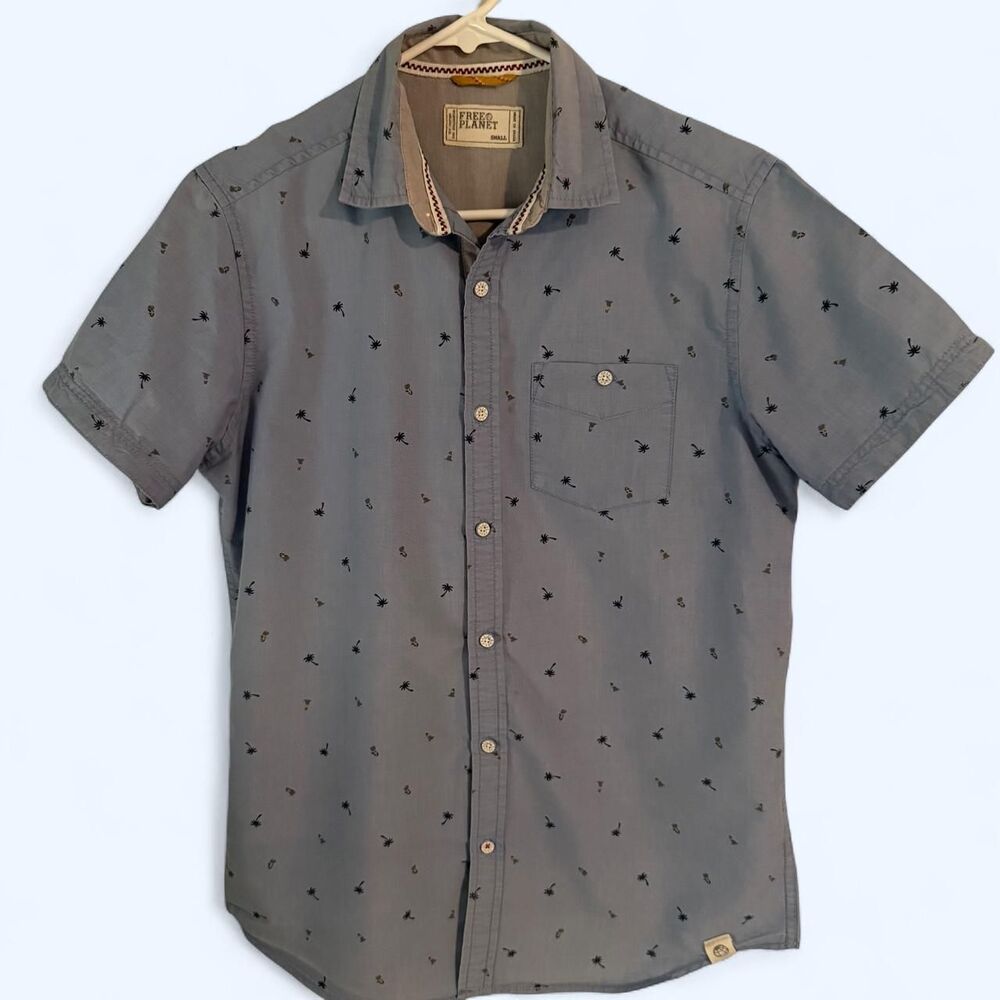 Free Planet Light Blue Palm Tree Print Short Sleeve Button Up Shirt Size Small